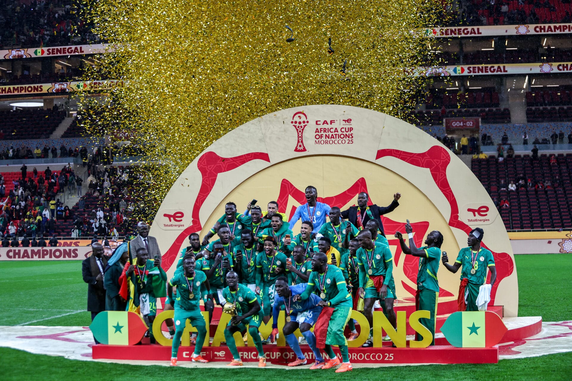 Les joueurs sénégalais rassemblés autour de la Coupe avant de la soulever