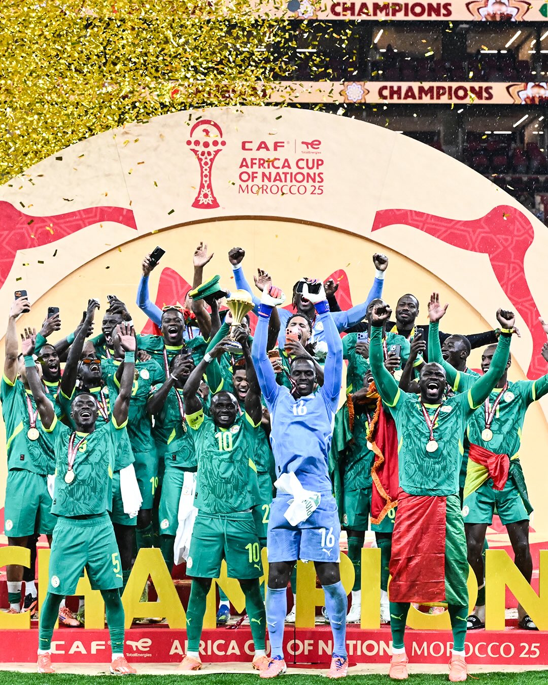 Les joueurs du Sénégal soulèvent la Coupe d’Afrique des nations sous les confettis