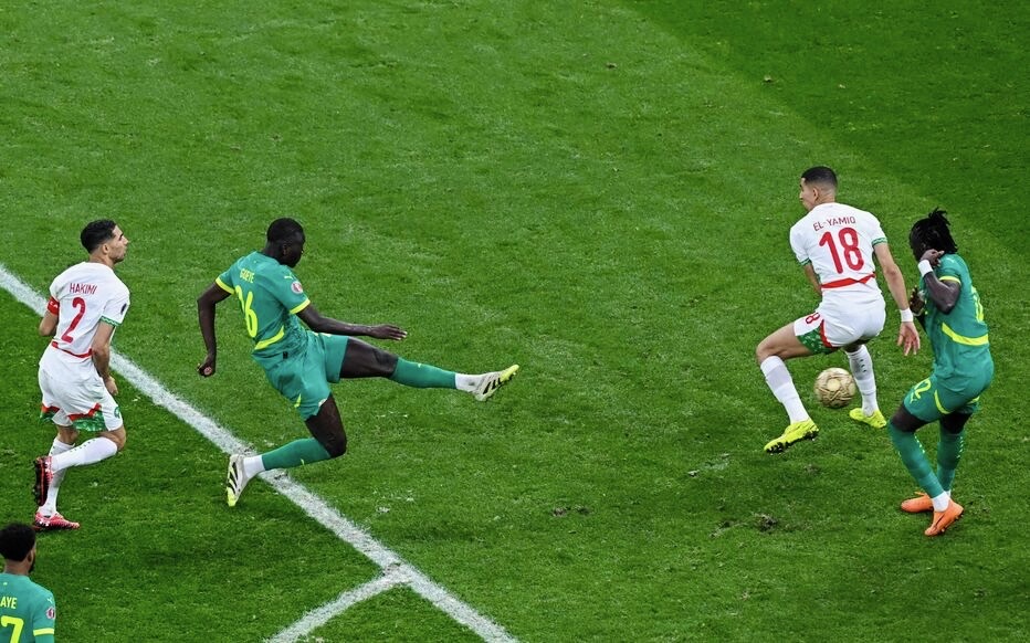 Pape Gueye déclenche la frappe du but devant Achraf Hakimi et Neil El Aynaoui