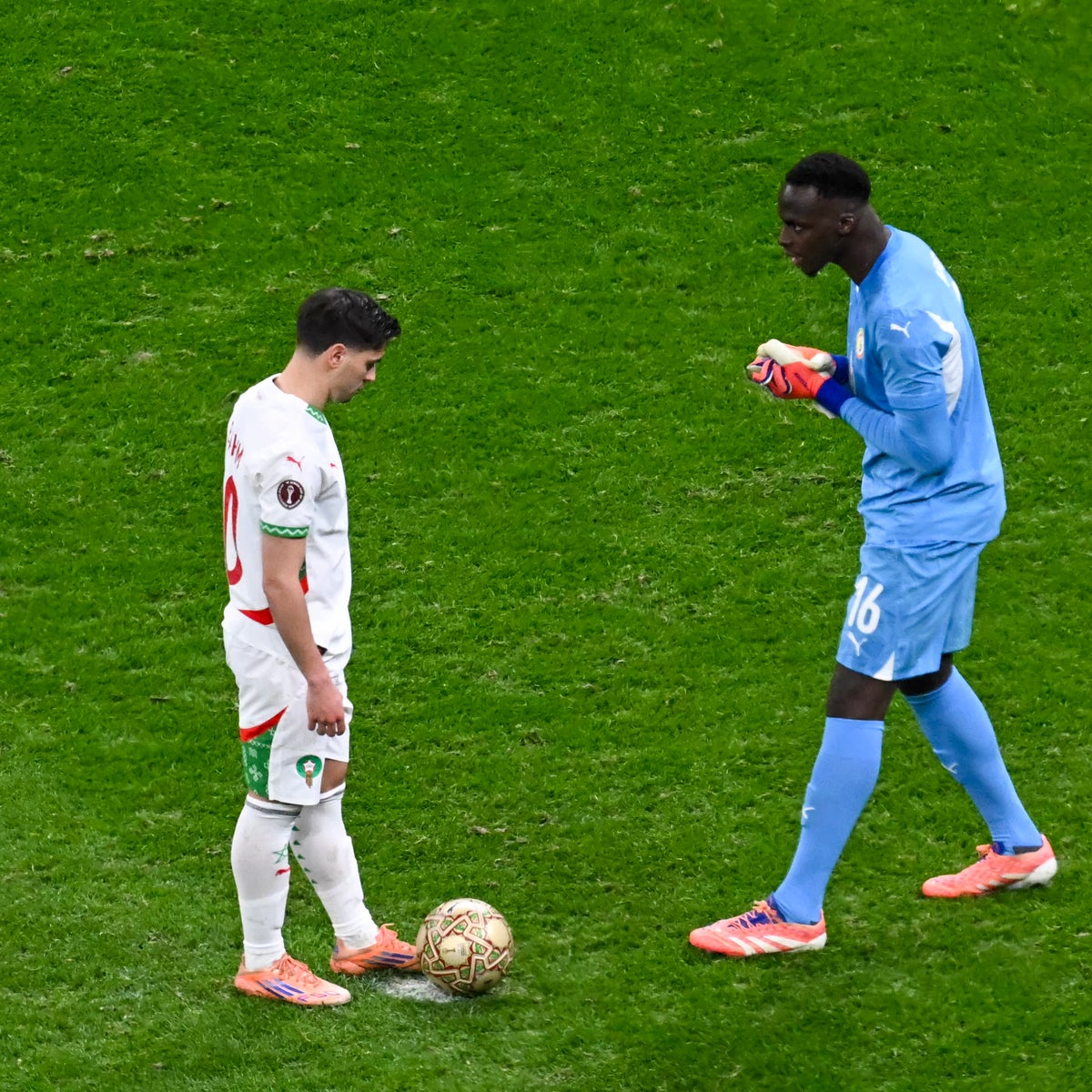 Brahim Díaz et Édouard Mendy face à face avant le penalty