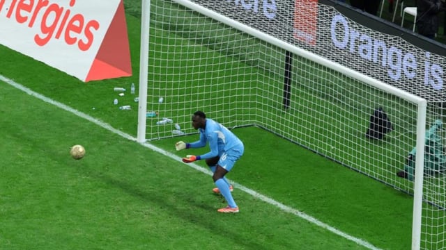 Le ballon arrive directement vers Édouard Mendy