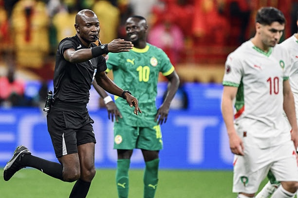 L’arbitre Jean-Jacques Ndala, Sadio Mané et Brahim Díaz après la décision du penalty