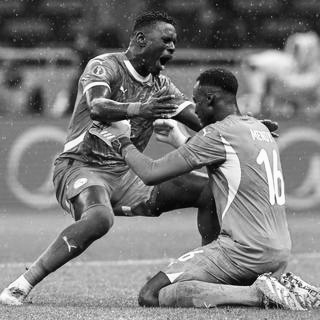 Édouard Mendy à genoux et Abdoulaye Seck criant après la victoire