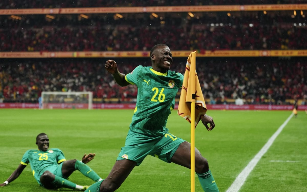 Pape Gueye célèbre son but au poteau de corner