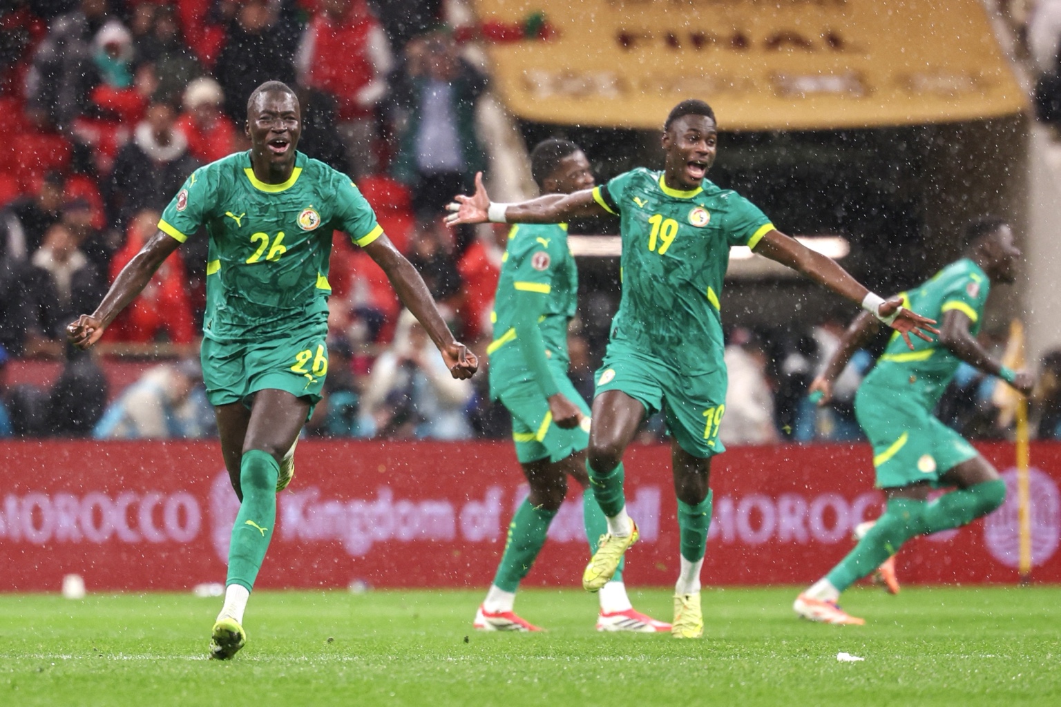 Pape Gueye court sous la pluie avec ses coéquipiers après son but